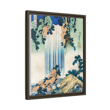 Cascada de Yoro en la provincia de Mino, de Katsushika Hokusai (1760-1849), una ilustración tradicional japonesa en estilo Ukyio-e de dos viajeros mirando una cascada y otros viajeros descansando a un lado.